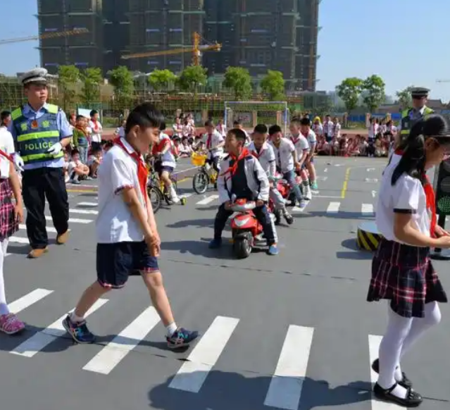 卡通图示生动形式协助小学生文明出行切实提高避险能力 卡通图示生动形式协助小学生文明出行切实提高避险能力