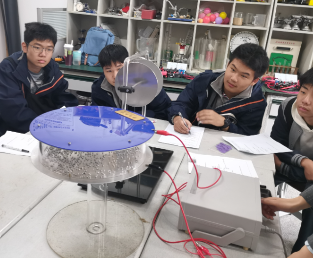 学生更大的自由度去探究教与学的新模式革新过程的生动 学生更大的自由度去探究教与学的新模式革新过程的生动